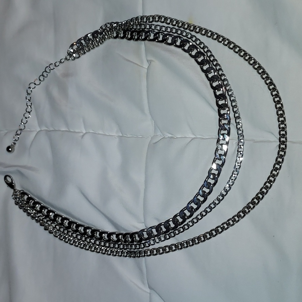 Three-layered choker necklace